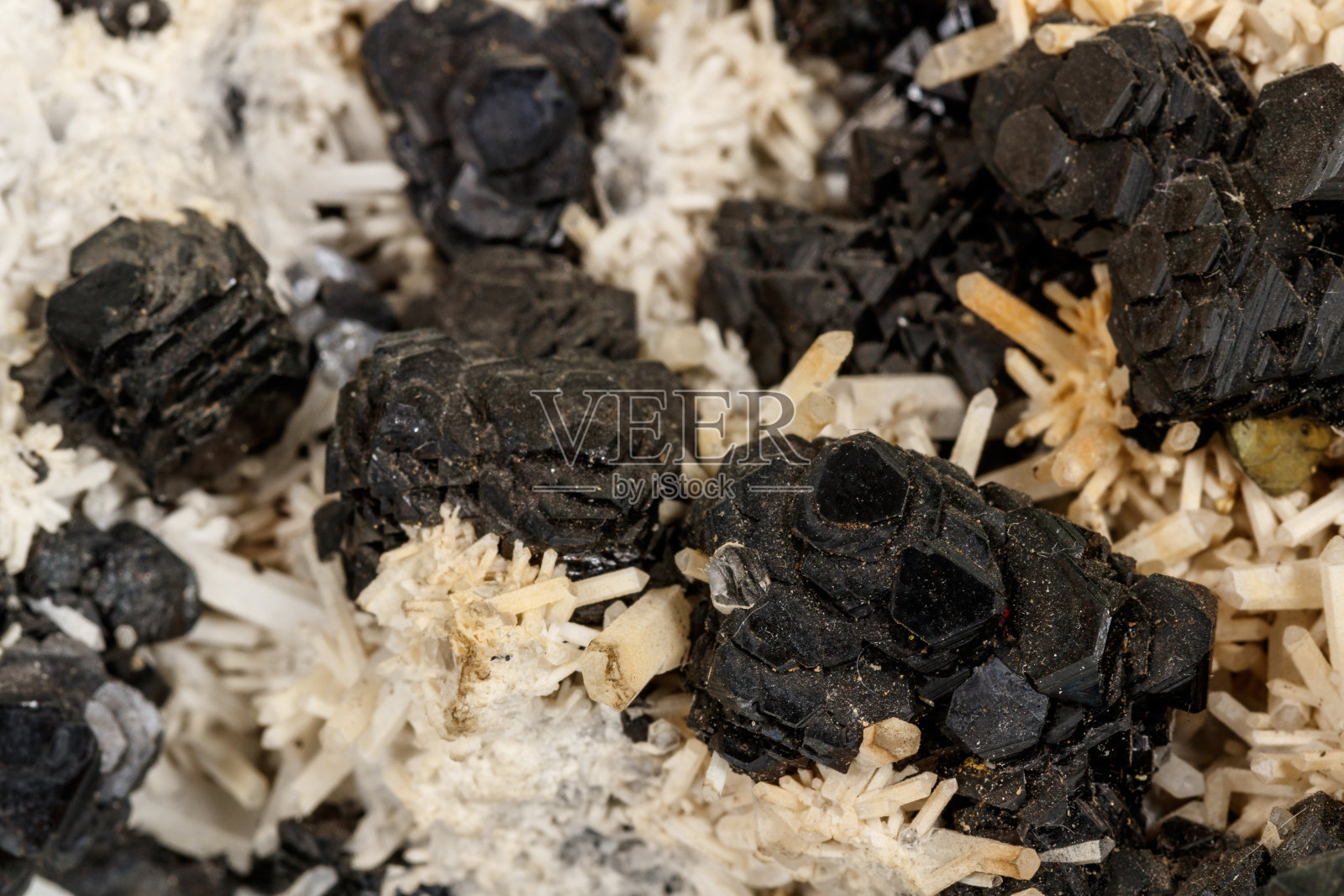 宏观石矿物磁黄铁矿，石英，闪锌矿，方解石，方铅矿白色背景照片摄影图片