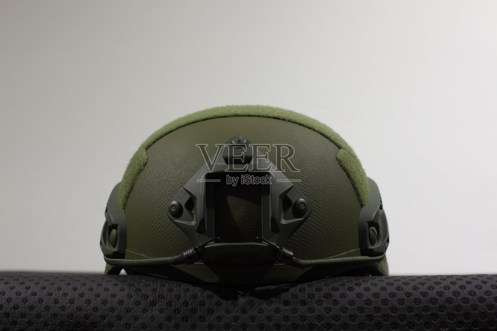 白色背景的军事头盔照片摄影图片