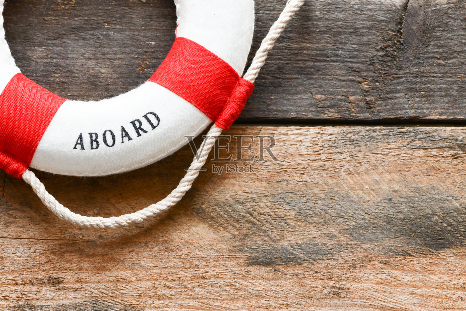 救生圈和欢迎上船短语在木制背景照片摄影图片