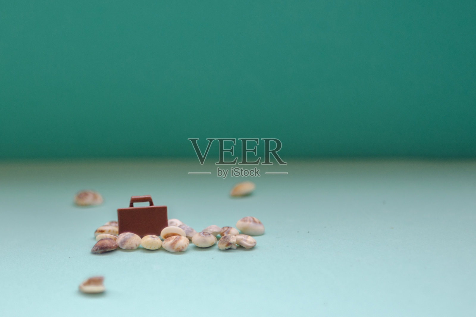 蓝色背景上的玩具手提箱模型。乘飞机去海边度假。周末的车。旅游的概念照片摄影图片