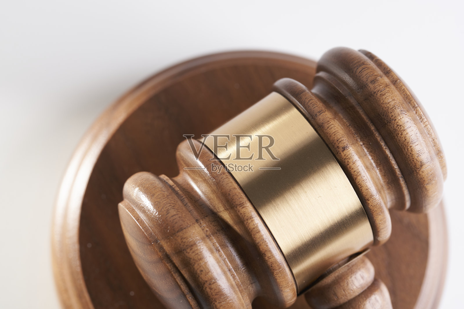 白色背景音箱上的法槌照片摄影图片