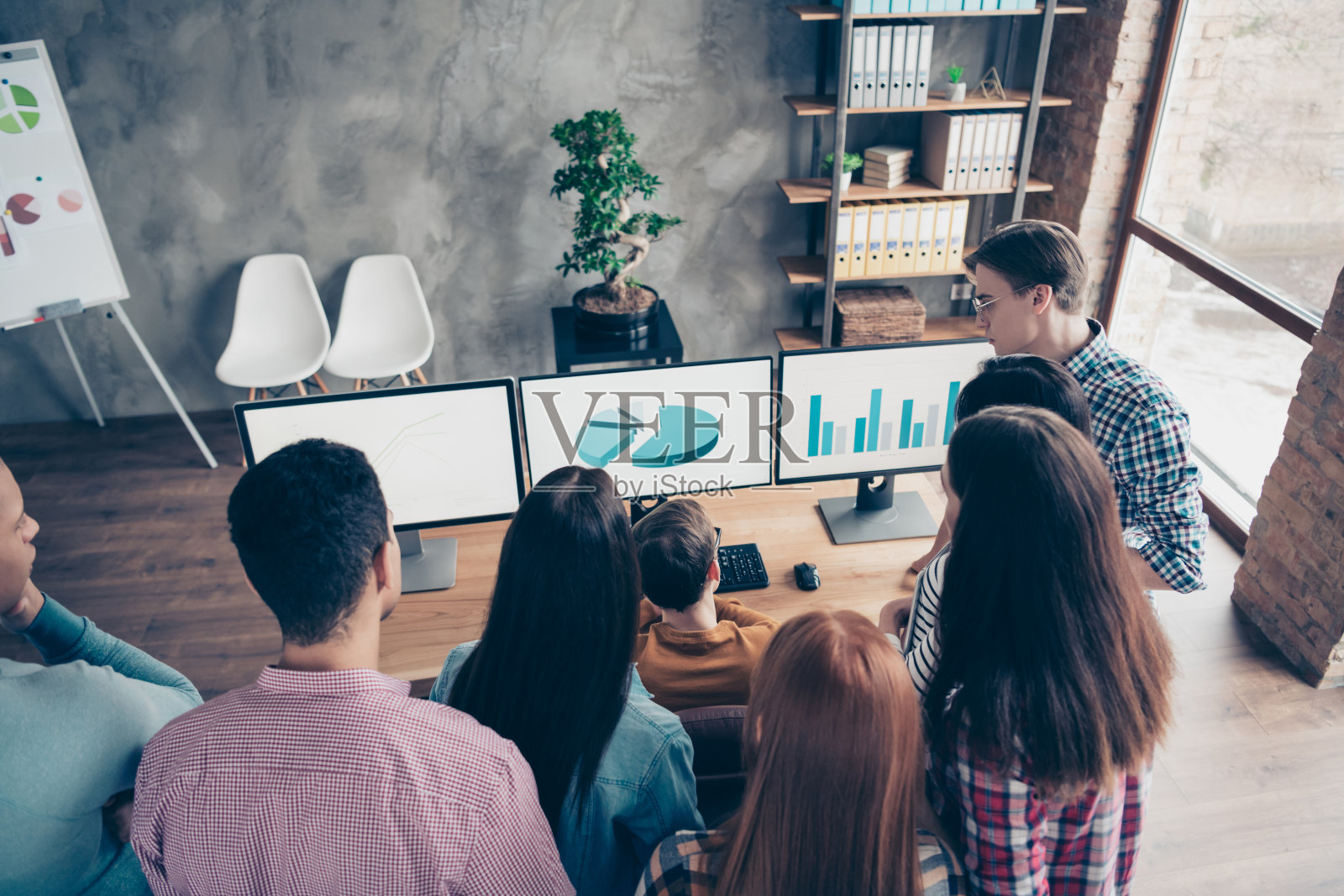 上面高角度的漂亮时尚，忙碌，聪明，聪明的专家穿着休闲分析，制定研究公司增长进度，销售计划在工业阁楼室内工作场所工作站照片摄影图片