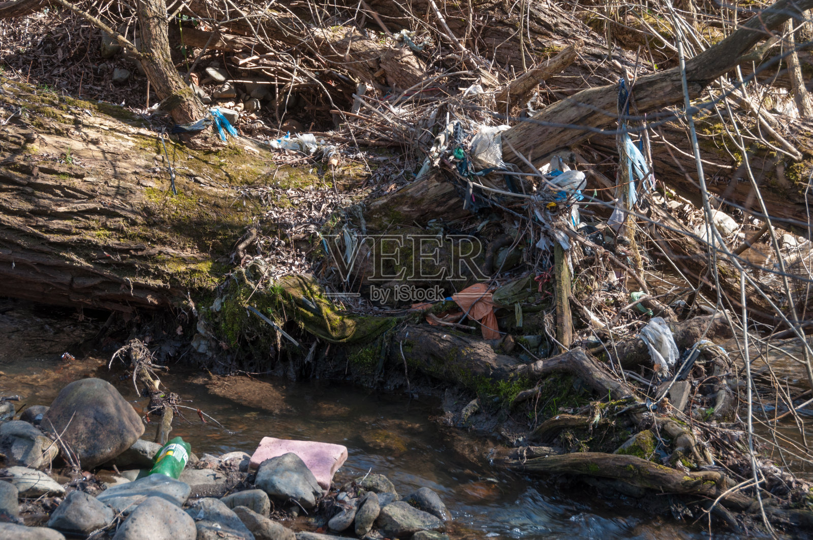 塑料和泡沫垃圾漂浮在河面上照片摄影图片