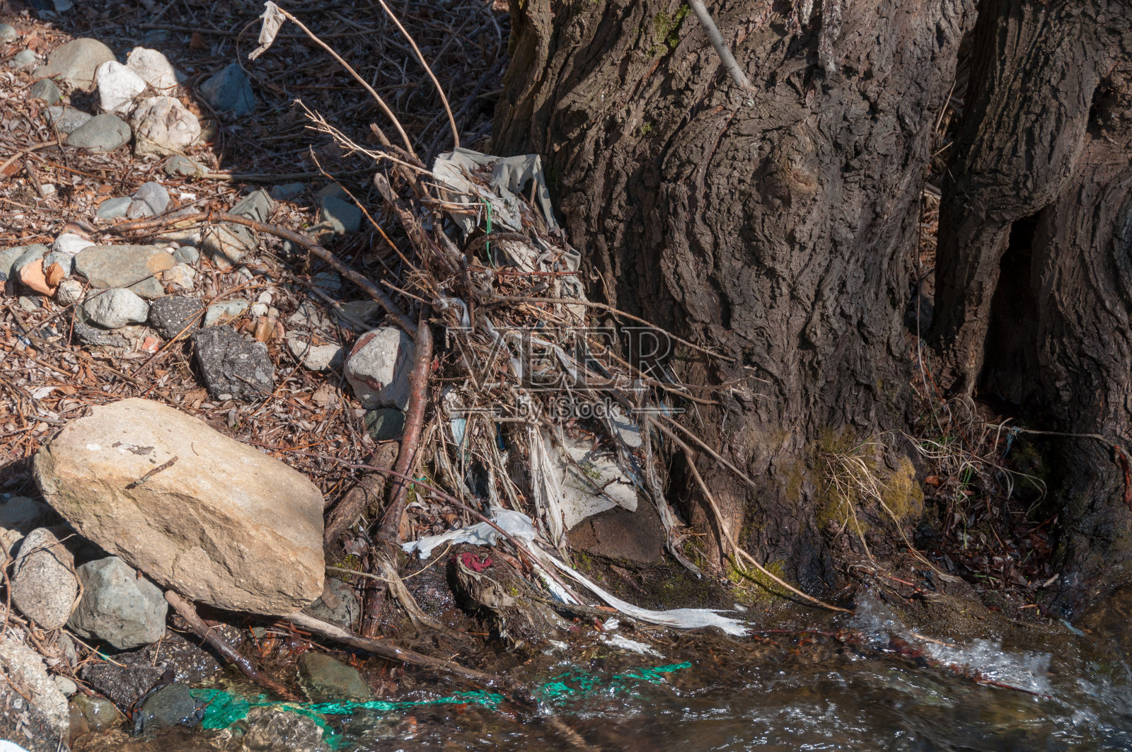 塑料和泡沫垃圾漂浮在河面上照片摄影图片