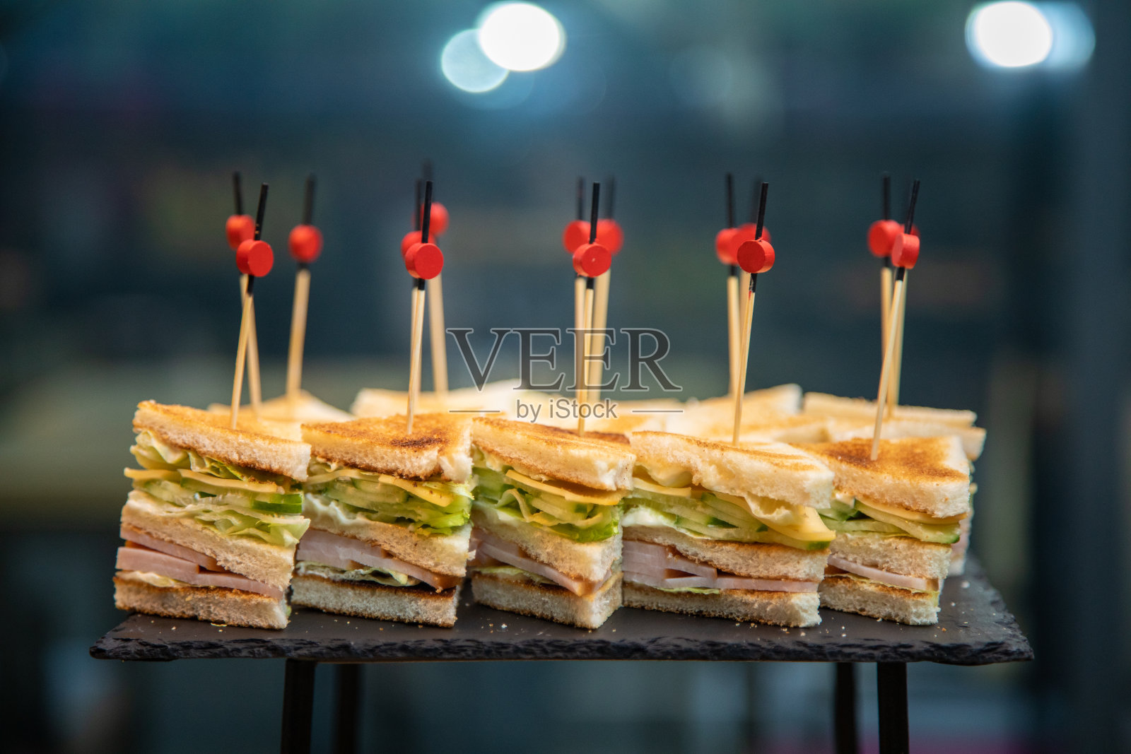 装饰精美的宴会餐桌，摆放着各式各样的小吃照片摄影图片