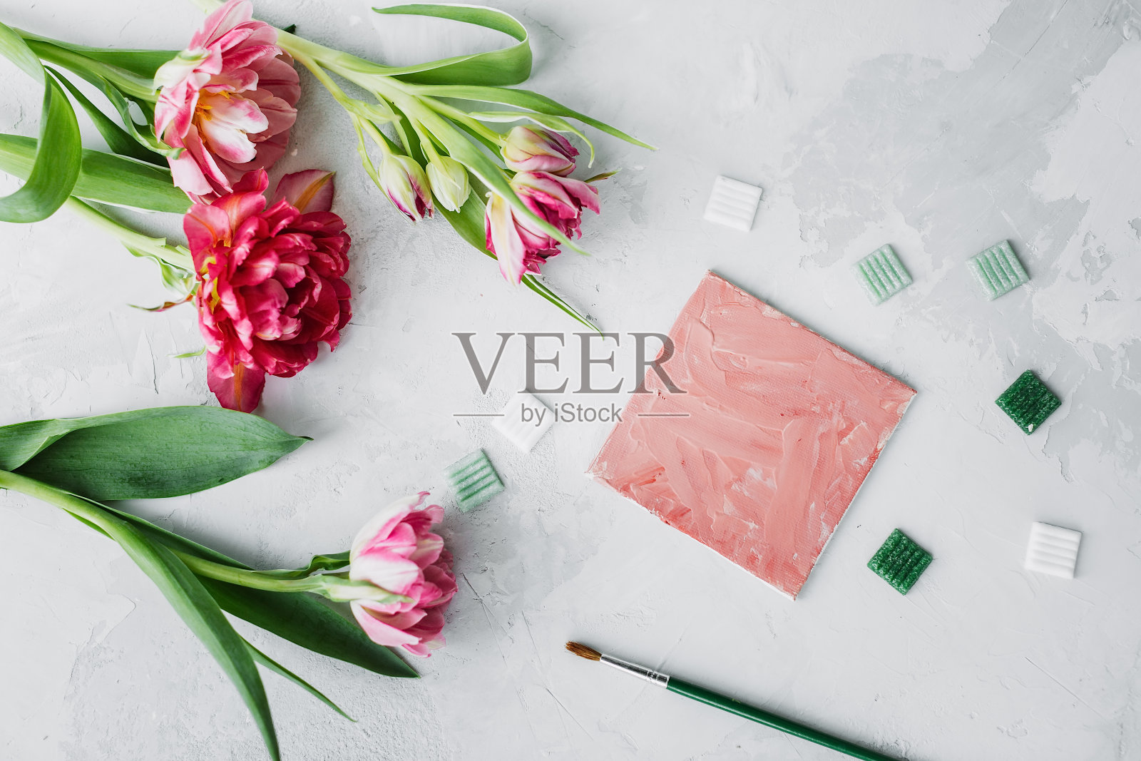 画笔，帆布画，花和马赛克在灰色的背景。照片摄影图片