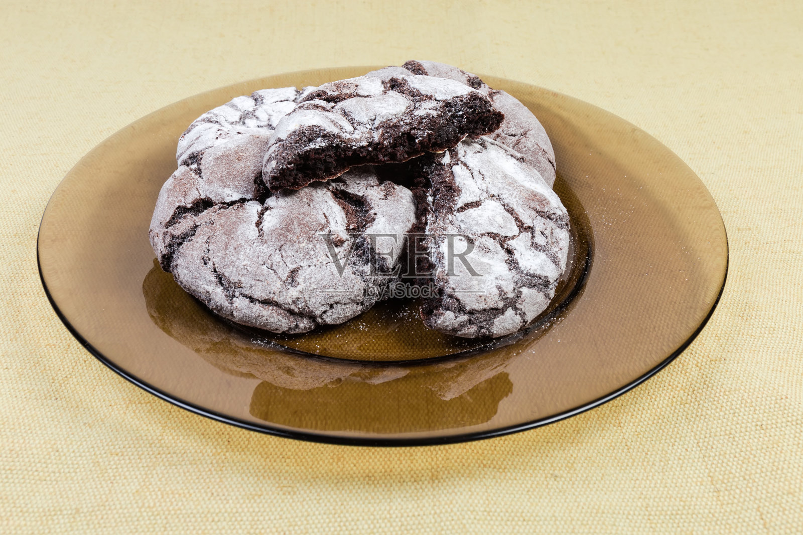 圆形的布朗尼饼干放在玻璃盘子上，放在织物表面上照片摄影图片