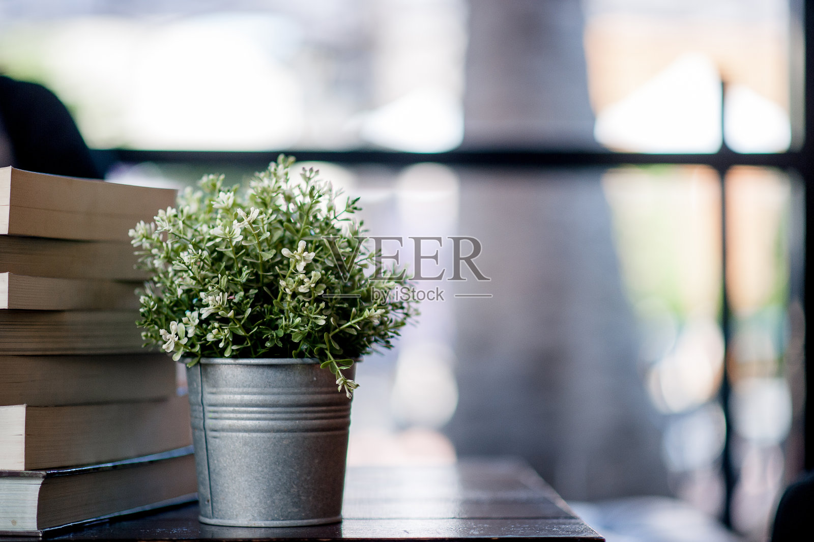 书摆放在书桌上很多书，色彩美丽，为学习、知识、教育——形象照片摄影图片