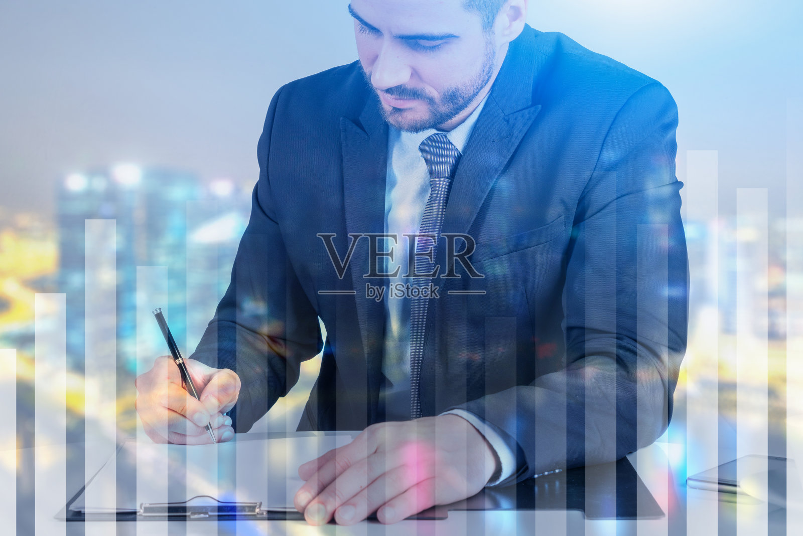 在夜城的剪贴板上写字的商人照片摄影图片