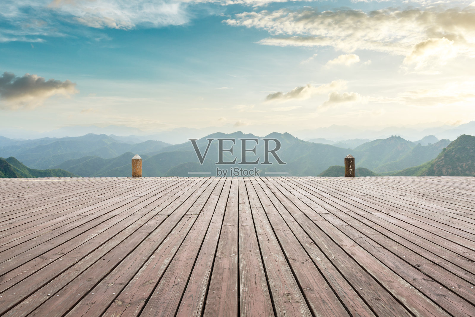 木板平台和山与云景观照片摄影图片