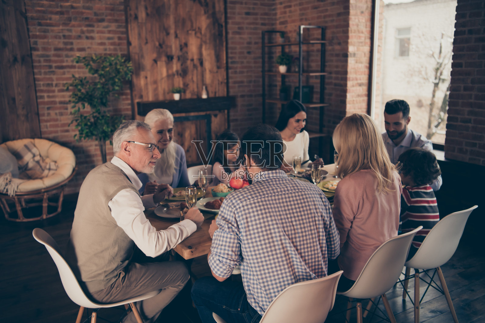 特写照片大的大家庭成员朋友友谊公司人群哥哥姐姐奶奶妈妈爸爸爷爷儿子女儿围坐在节日节日满美味的菜肴桌子阁楼房子在室内照片摄影图片