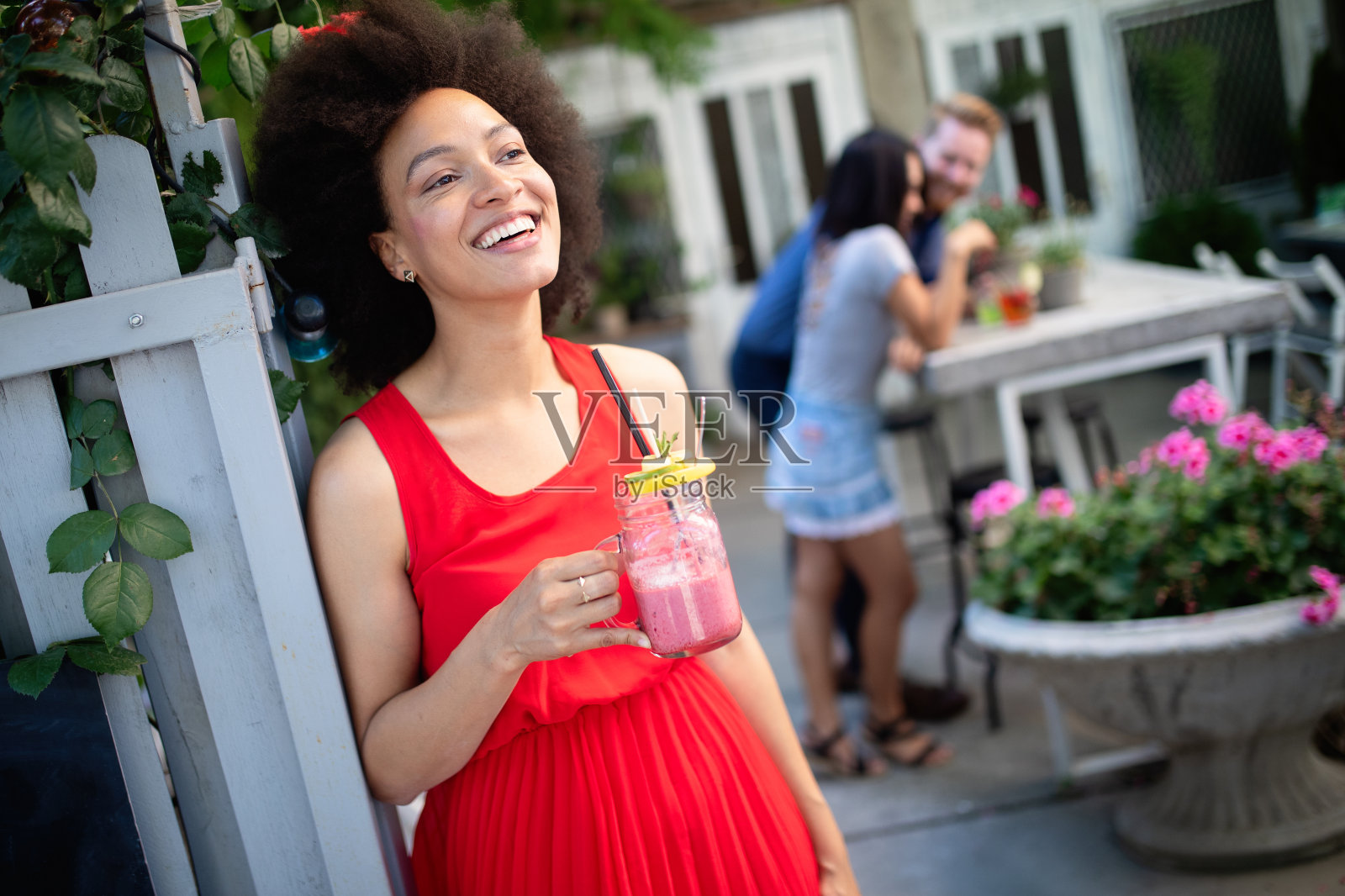 健康饮品、饮食与人的理念。美丽的非洲女人的特写照片摄影图片