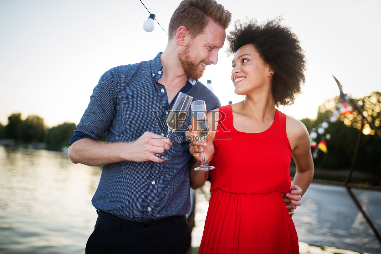 幸福微笑的情侣在爱情中跳舞和调情照片摄影图片