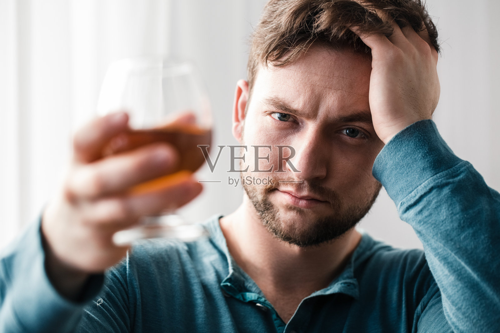 年轻人在客厅酗酒，社会问题观念宿醉照片摄影图片