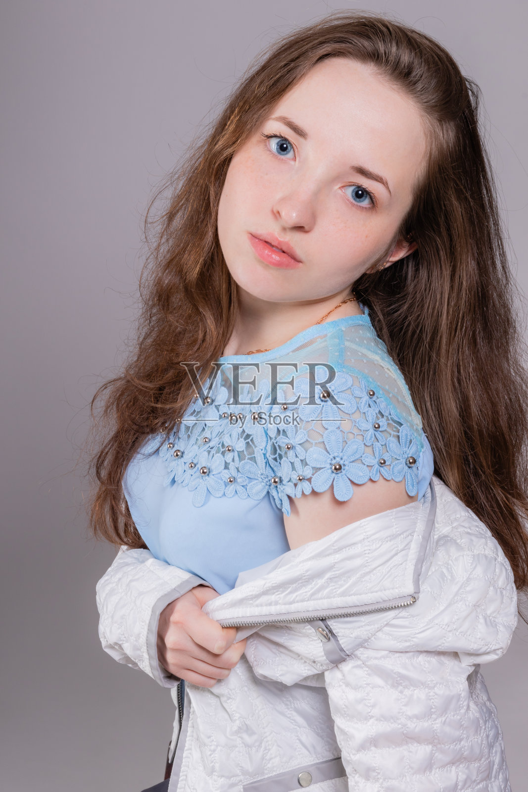 头发飘逸的可爱女孩照片摄影图片