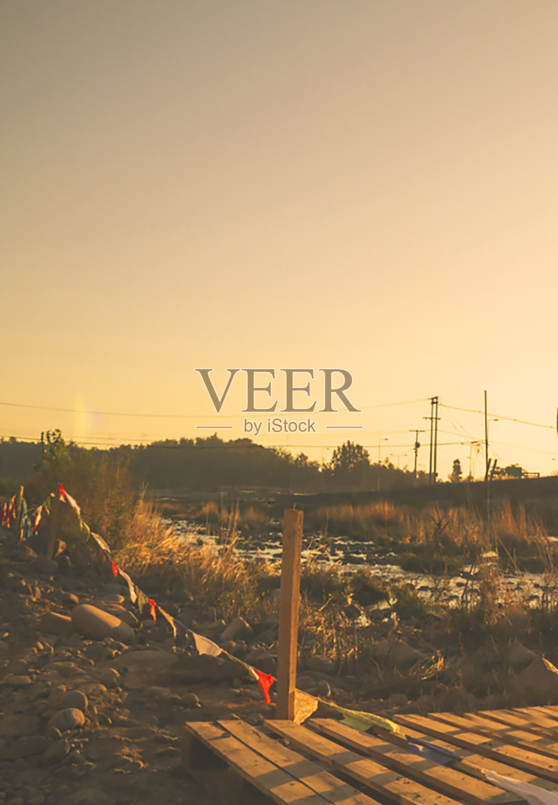 美丽的日落在海上和五颜六色的云照片摄影图片