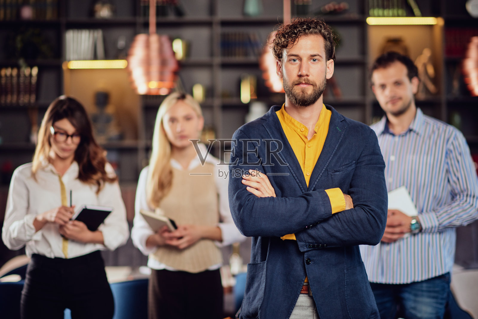 商人与他的团队在餐厅拍照。照片摄影图片