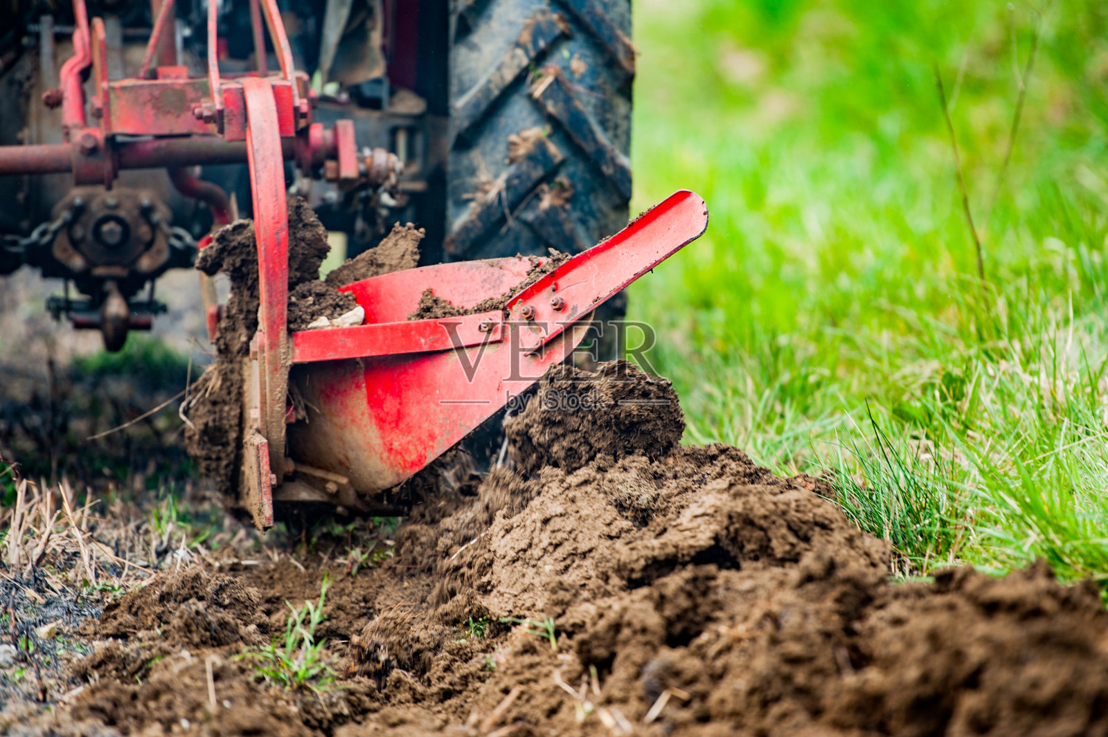 拖拉机在犁地照片摄影图片