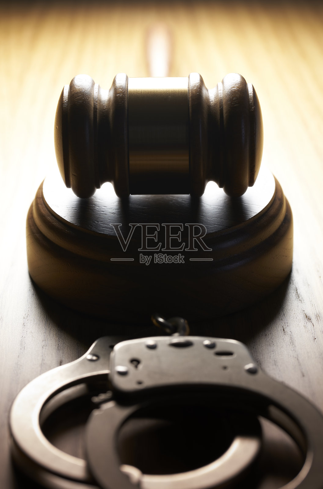 带手铐的音块木槌照片摄影图片