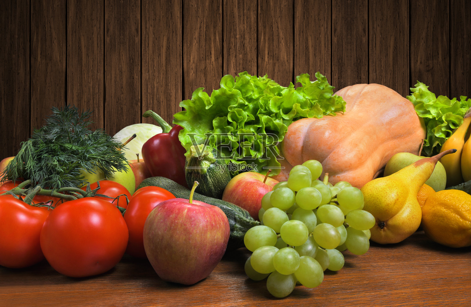 水果和蔬菜作物在旧木桌上照片摄影图片