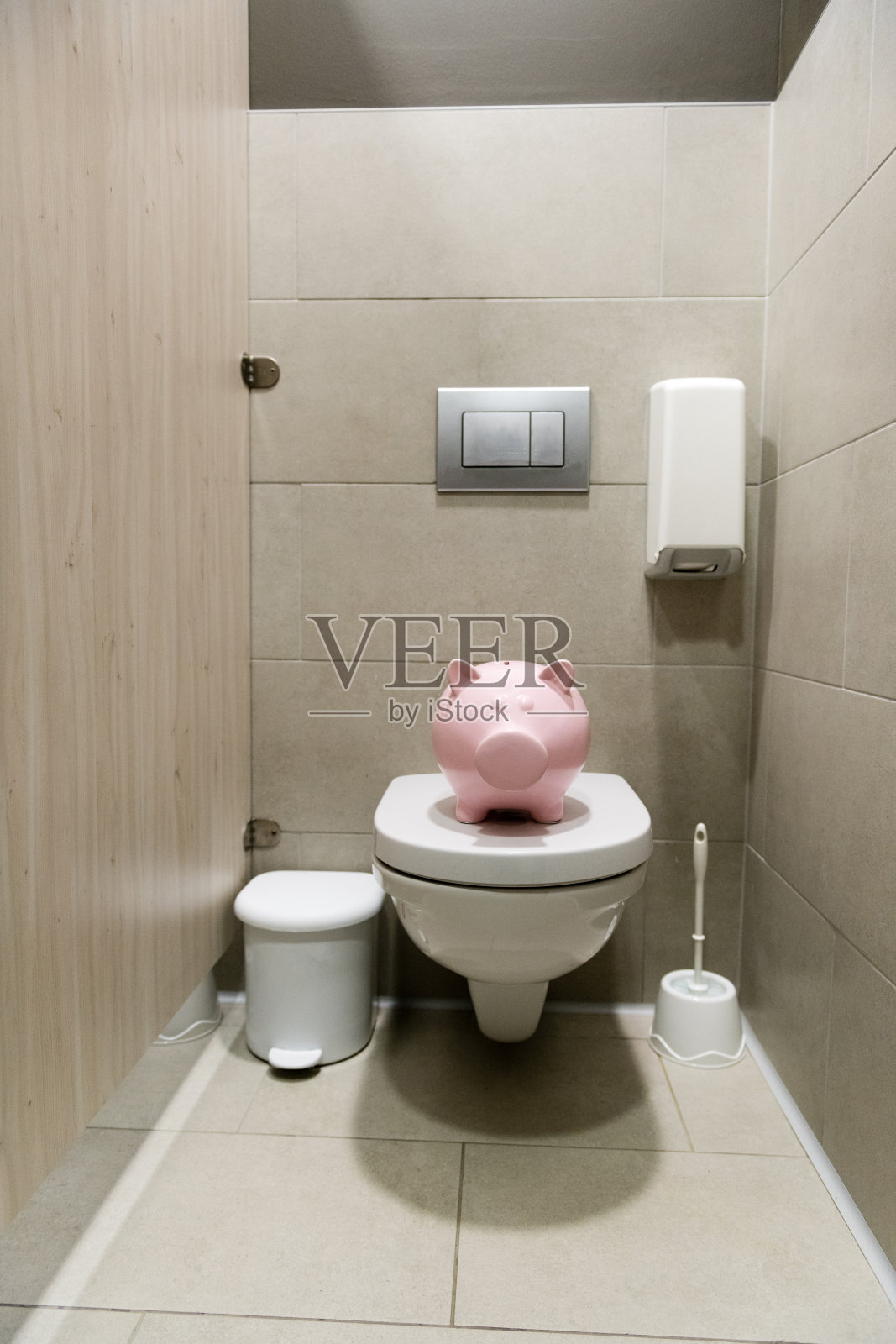 厕所里的存钱罐照片摄影图片