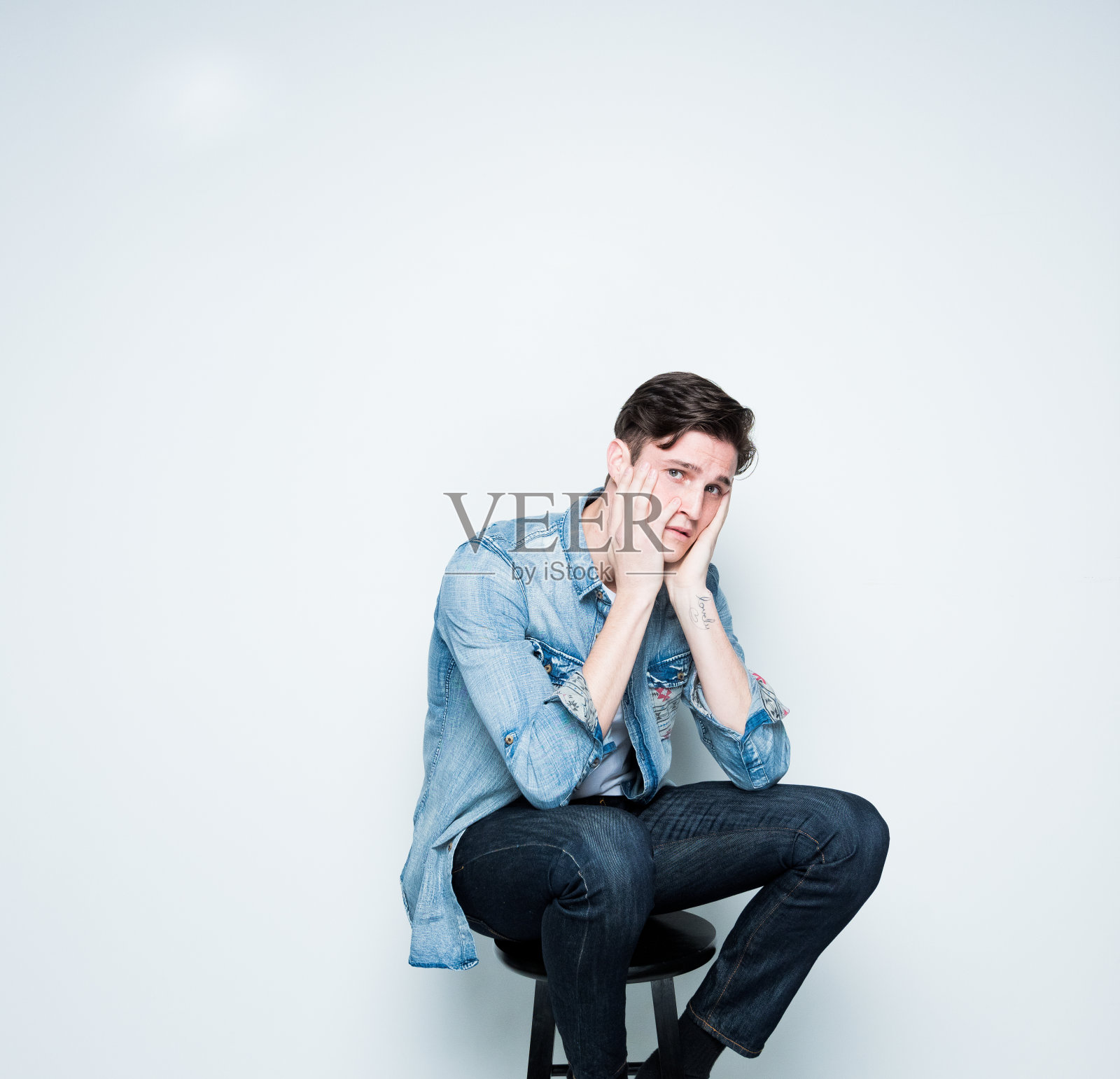 年轻男子感到沮丧和悲伤照片摄影图片