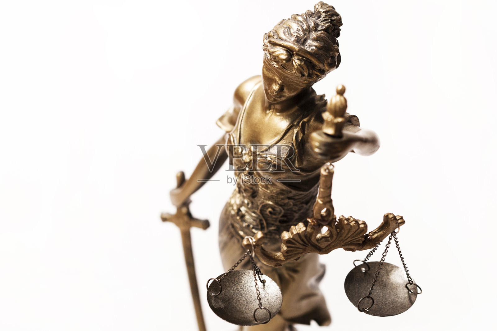 蒙眼的正义女神手持天平和剑雕像照片摄影图片
