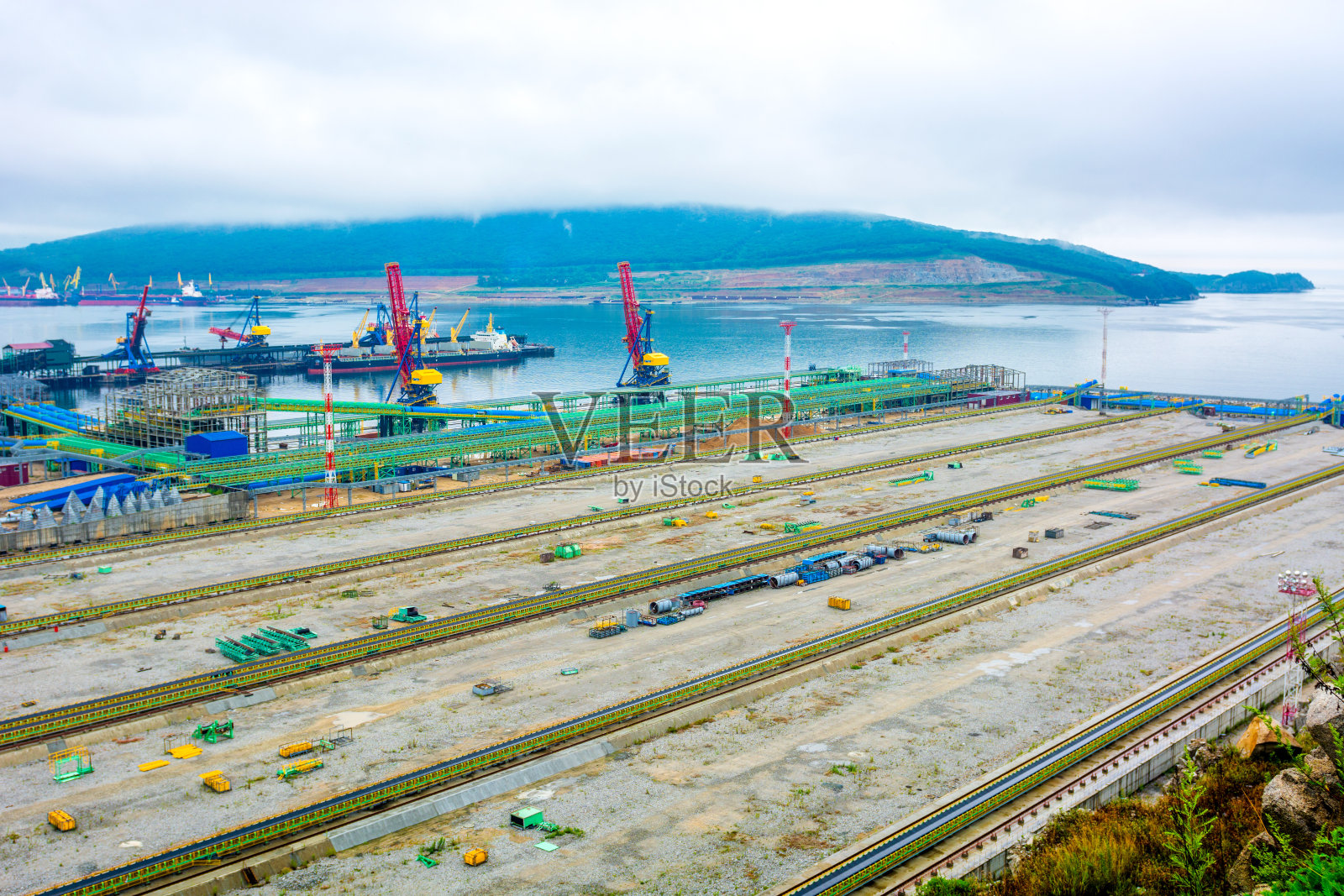 俯视图港口，许多不同的公鸡和超载的煤炭，一个大型海港。照片摄影图片