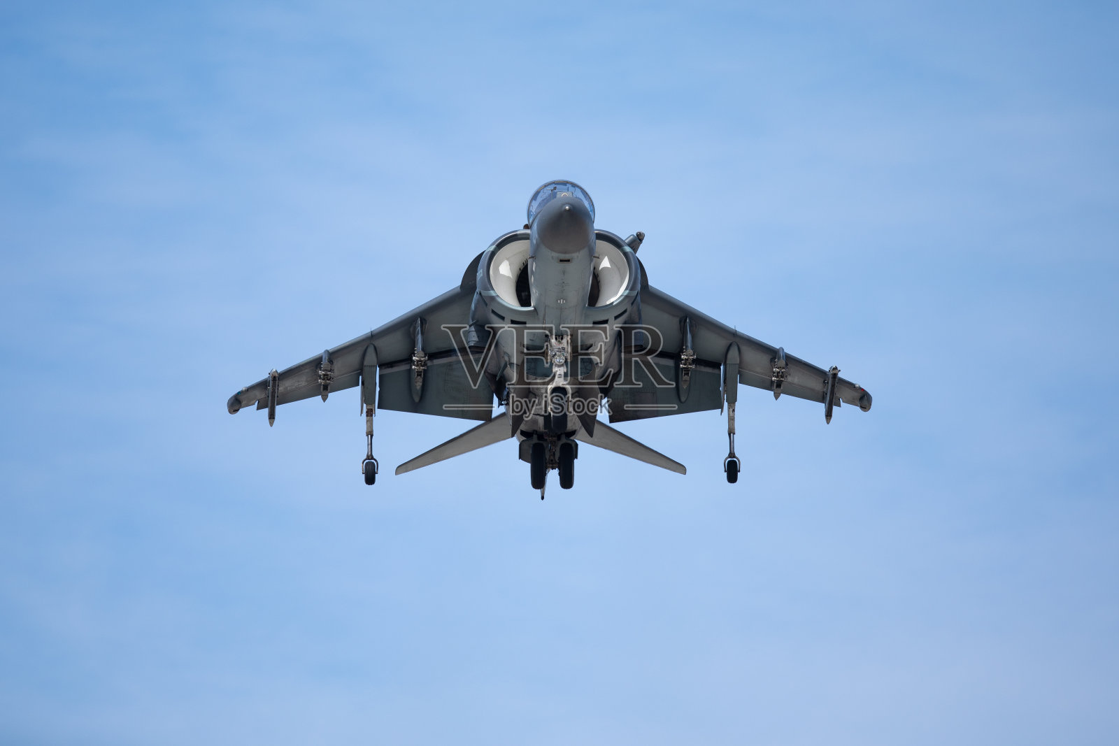 正面和对称的AV-8B“鹞”悬停在天空照片摄影图片