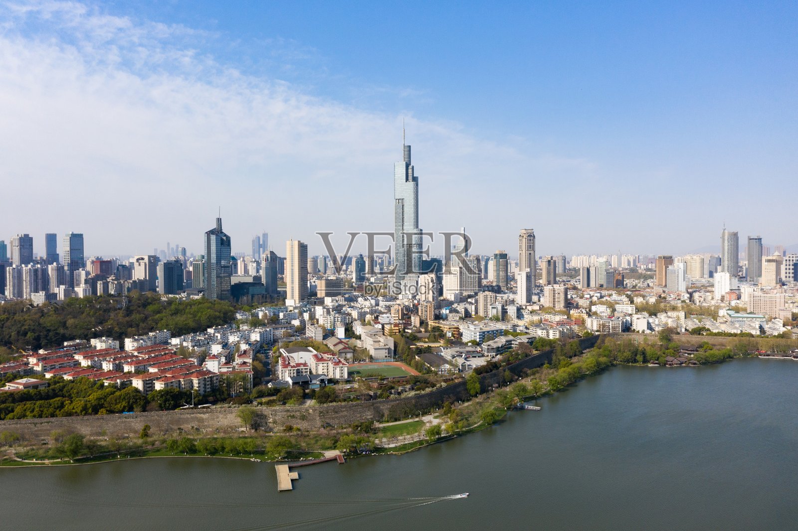 南京的天际线在一个阳光明媚的春天照片摄影图片