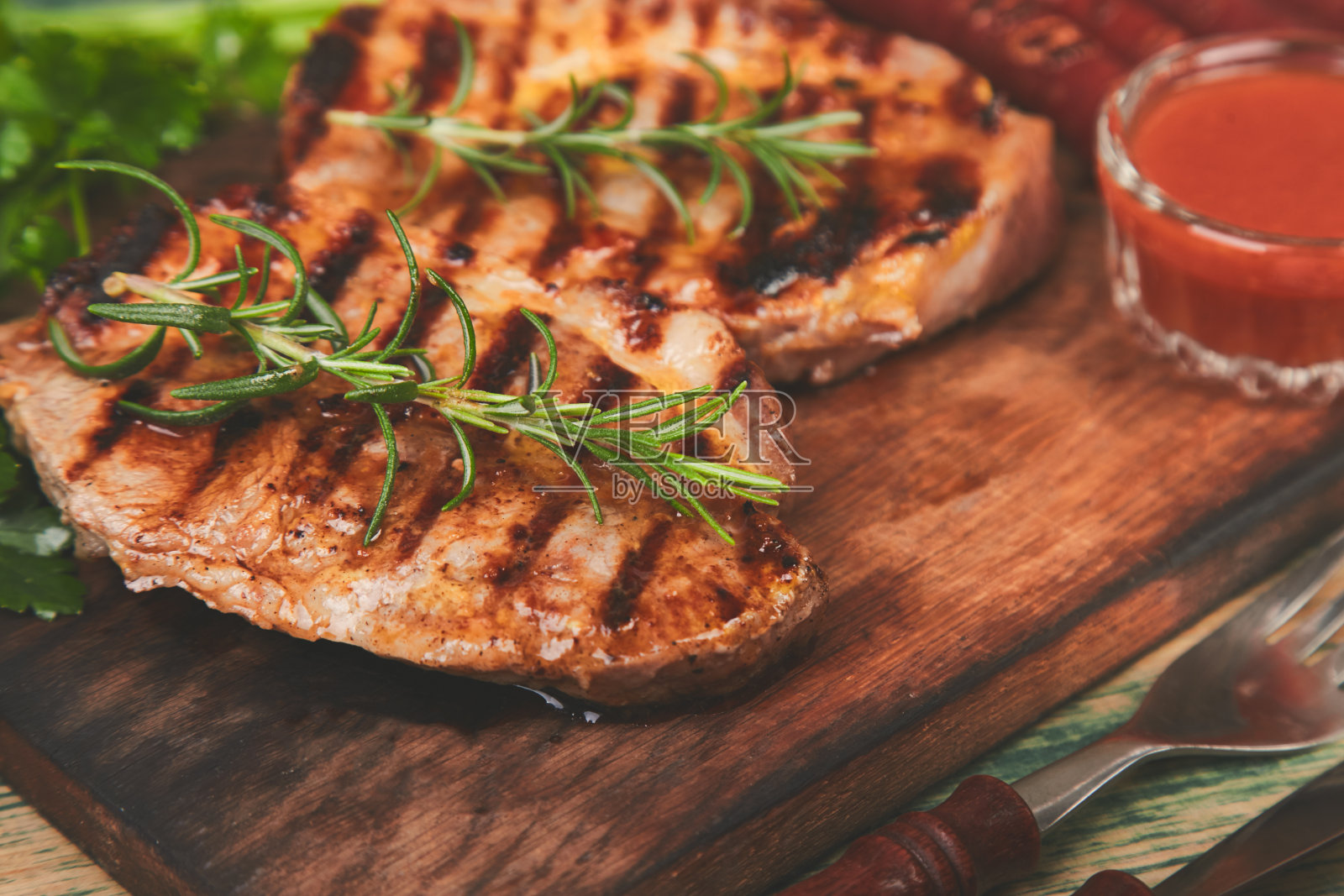 牛排猪肉烧烤在木砧板上照片摄影图片