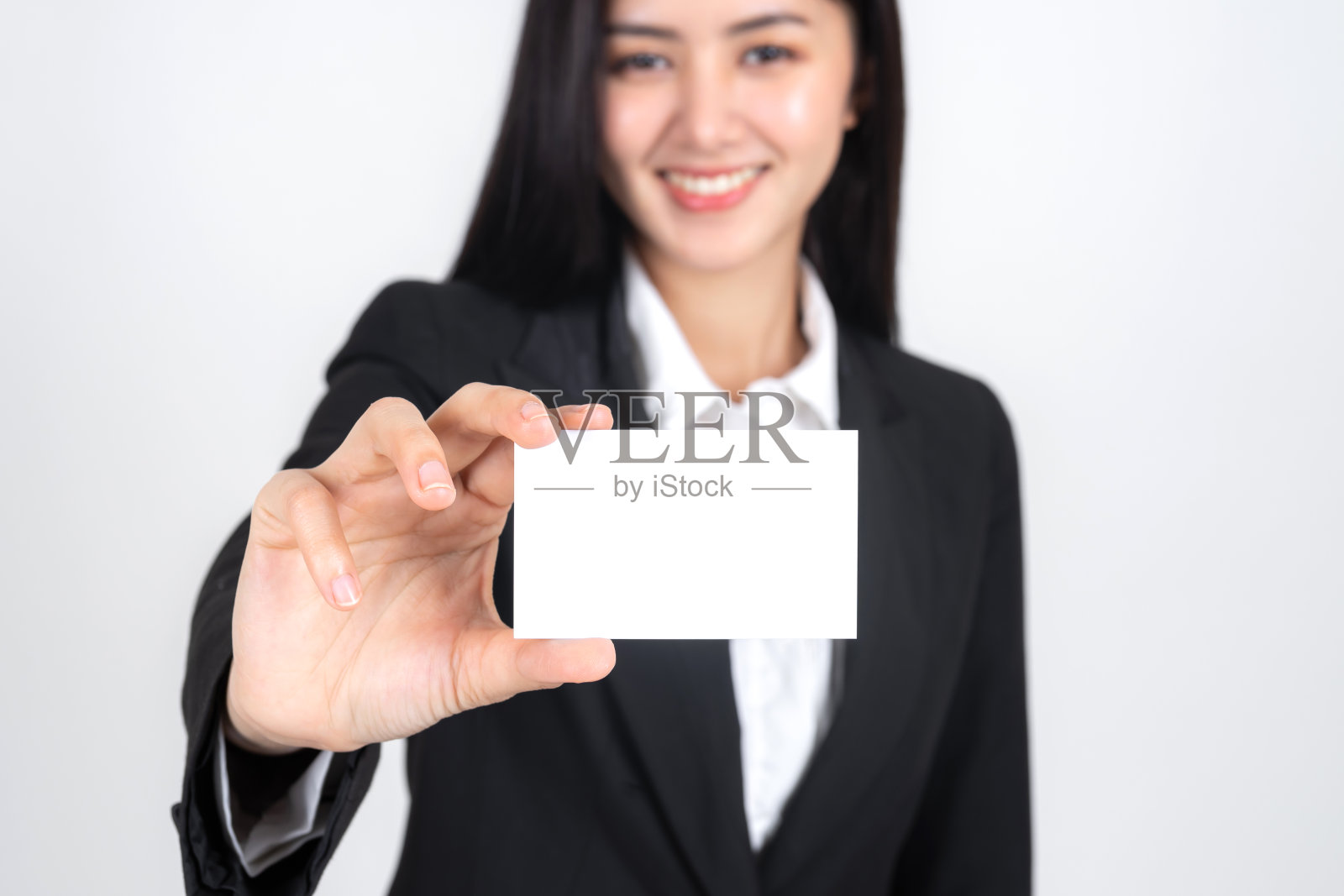 拿着空名片或名片的女商人照片摄影图片