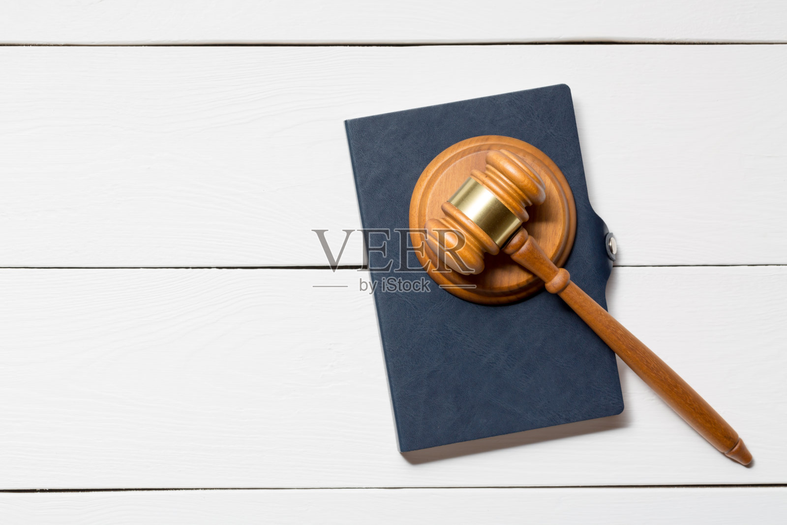 白色木桌背景上的木制法官 gavel 锤子和书籍，带复制空间照片摄影图片