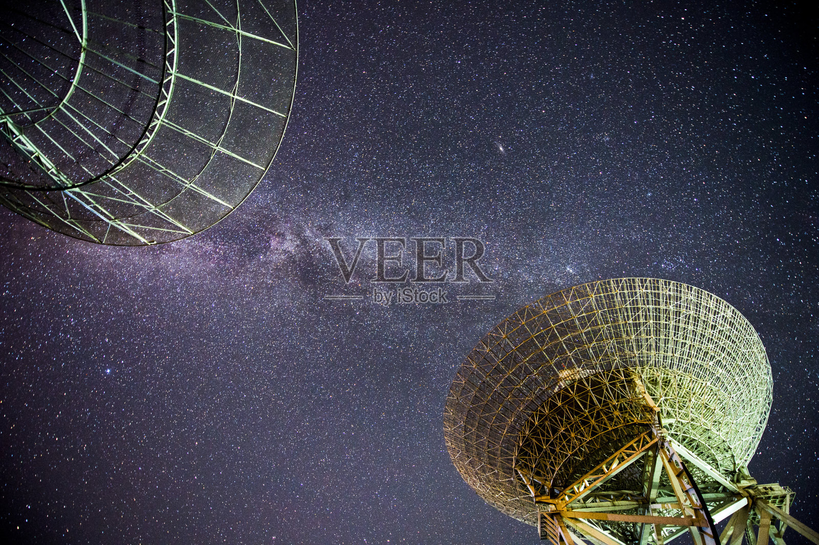 射电望远镜和银河系的夜晚照片摄影图片