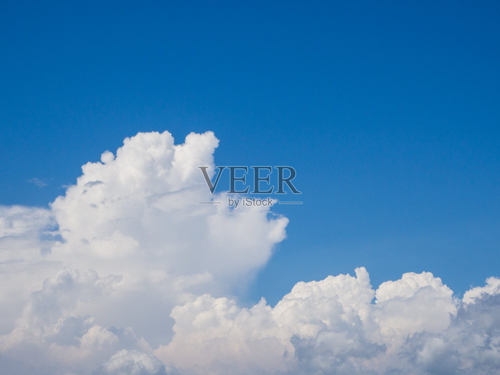 蓝天上美丽的积云照片摄影图片