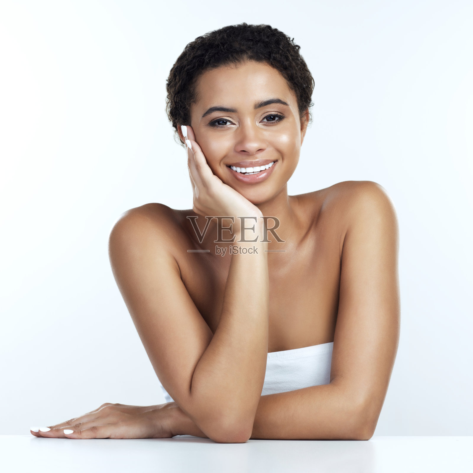 她知道如何保持冷静，保持良好的形象照片摄影图片