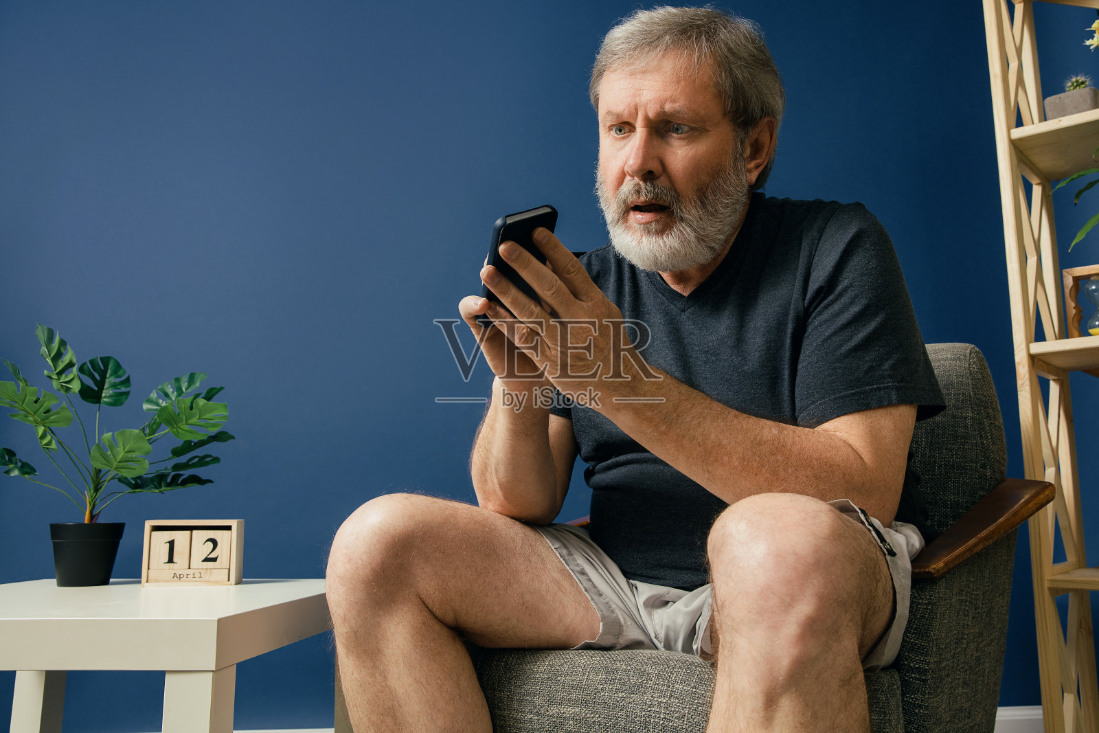 蓄着胡子的老年痴呆症患者照片摄影图片