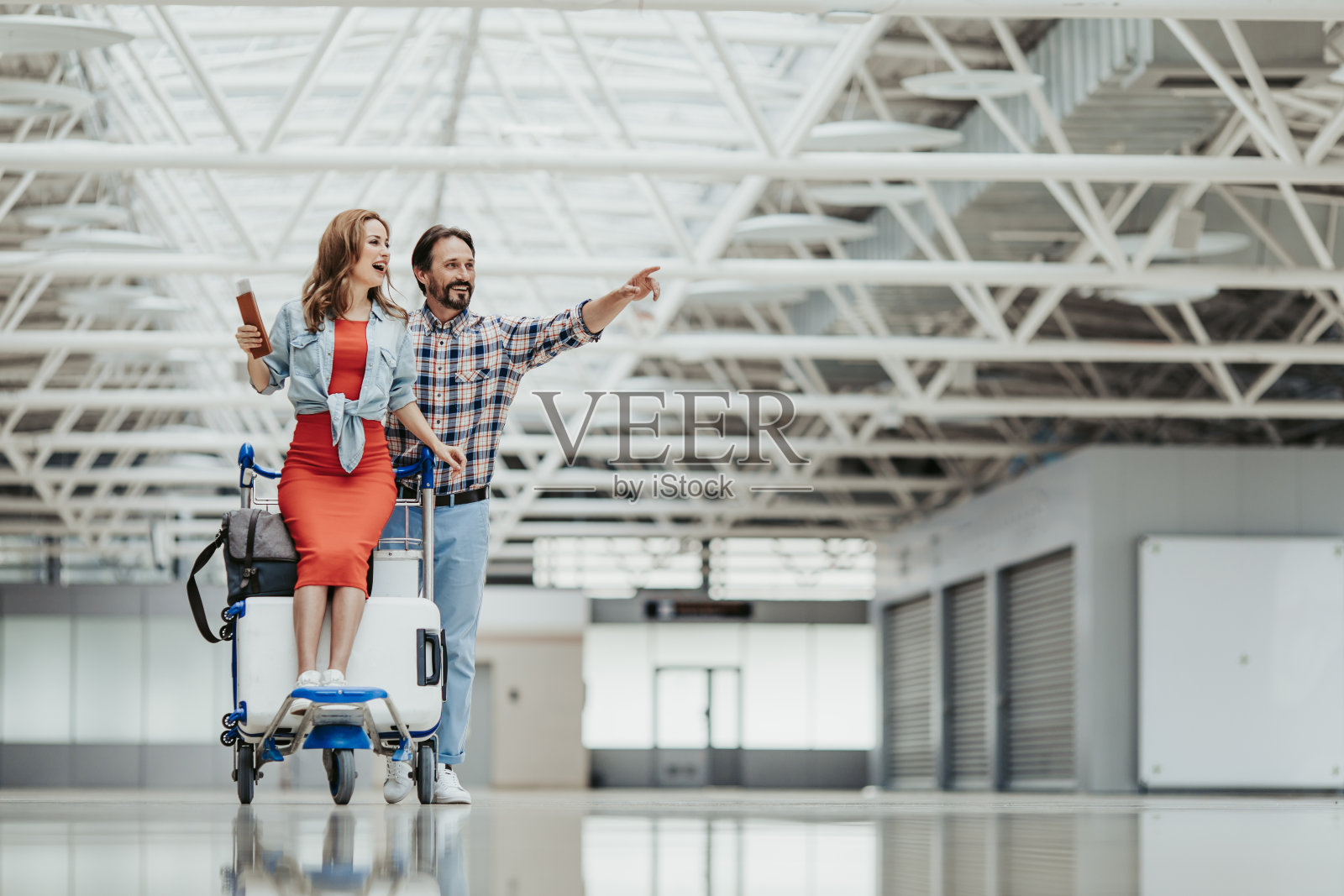 一对积极的夫妇在机场娱乐照片摄影图片