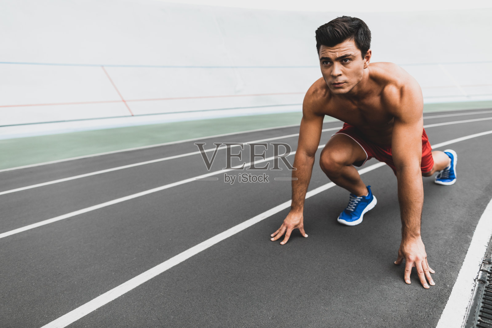 有秩序的脱去腰部的男性在锻炼照片摄影图片