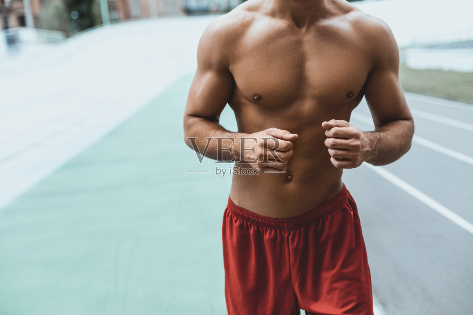 男子光着腰做运动照片摄影图片