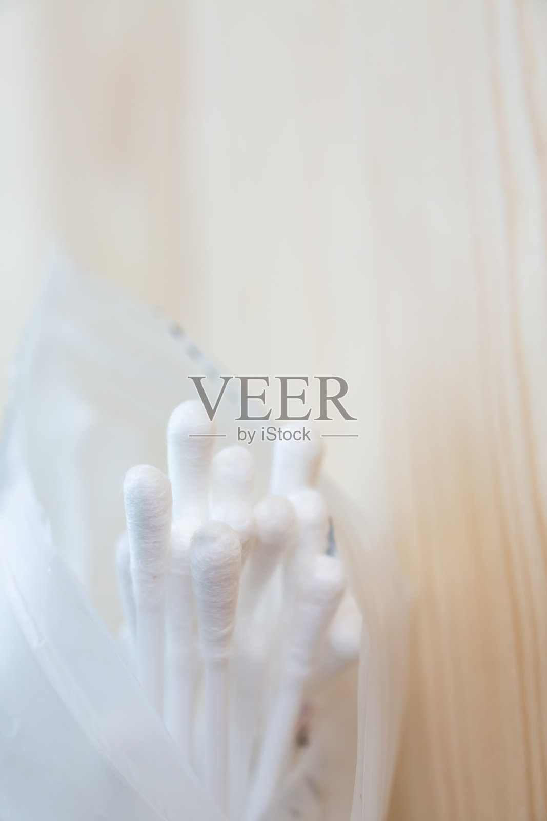 塑料袋装白色塑料棉签，木桌纹理背景，近距离微距拍摄，选择性聚焦，关于清洁身体，保健理念照片摄影图片