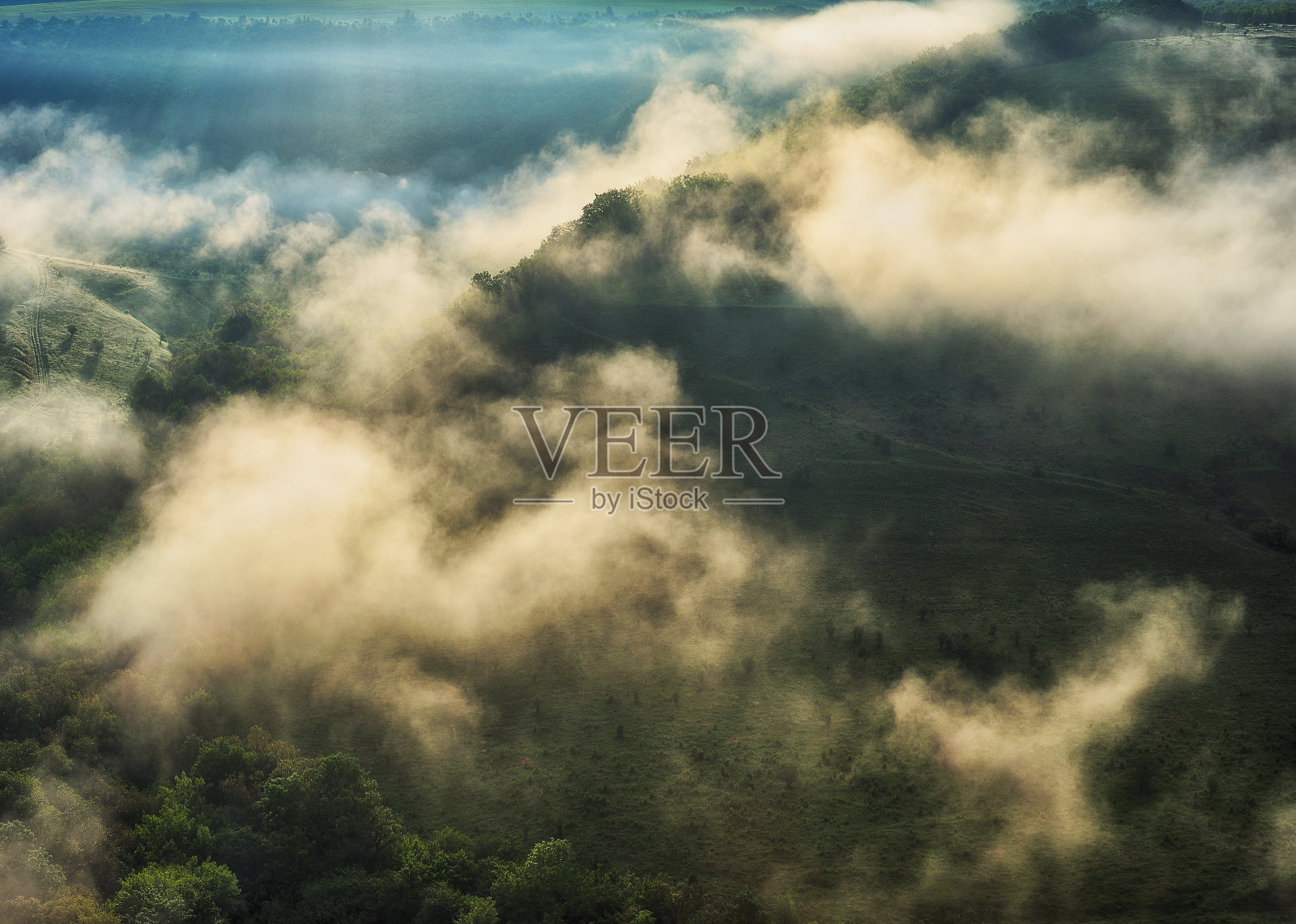 春天的早晨。峡谷风景如画的河流。春天的黎明照片摄影图片