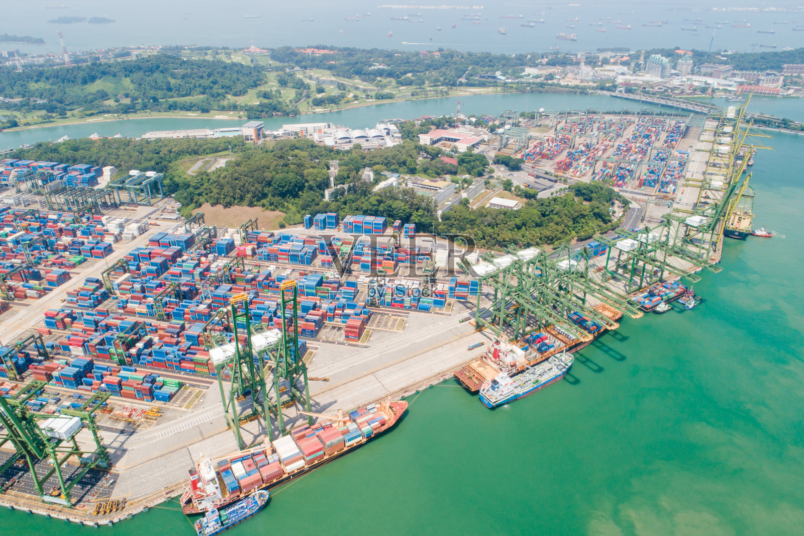 集装箱货轮的物流运输和货物与工作起重机桥在日出船厂，物流进出口和运输行业背景照片摄影图片