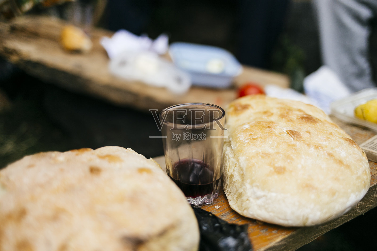 手工面包和葡萄酒的特写照片摄影图片