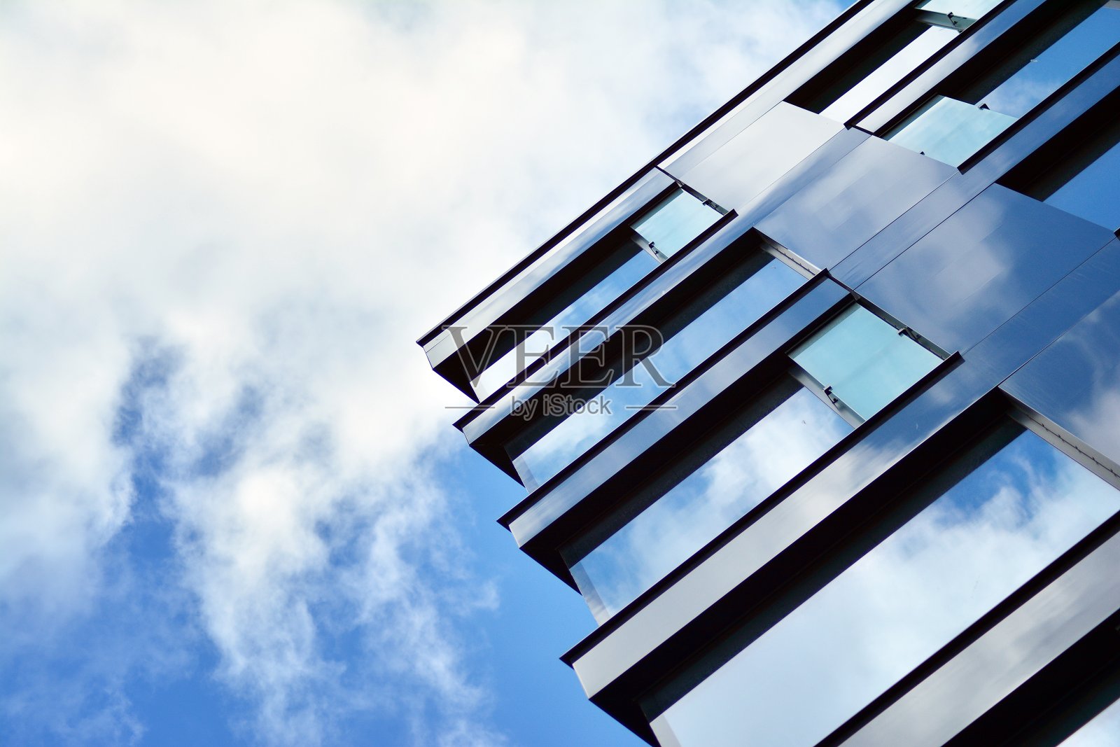 现代办公大楼的蓝色干净玻璃墙照片摄影图片