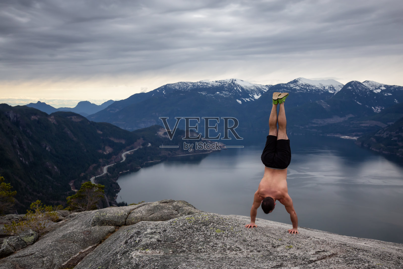 在酋长山顶的男人照片摄影图片