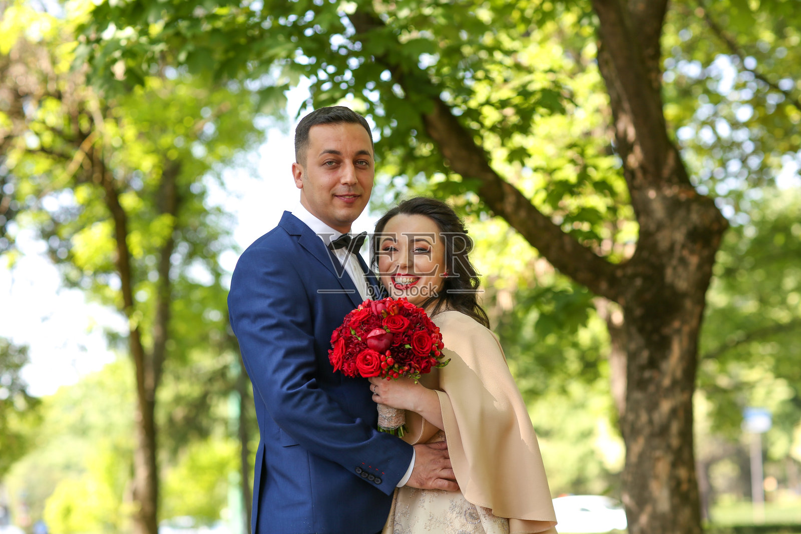 幸福的夫妇在公园外摆姿势照片摄影图片