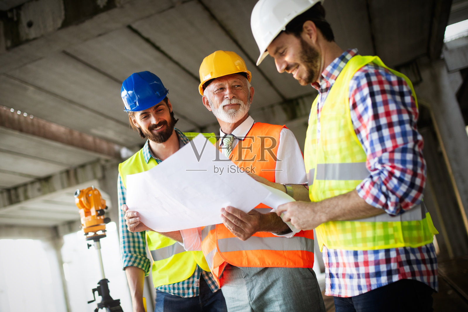 自信的建筑师和工程师团队在施工现场一起工作照片摄影图片