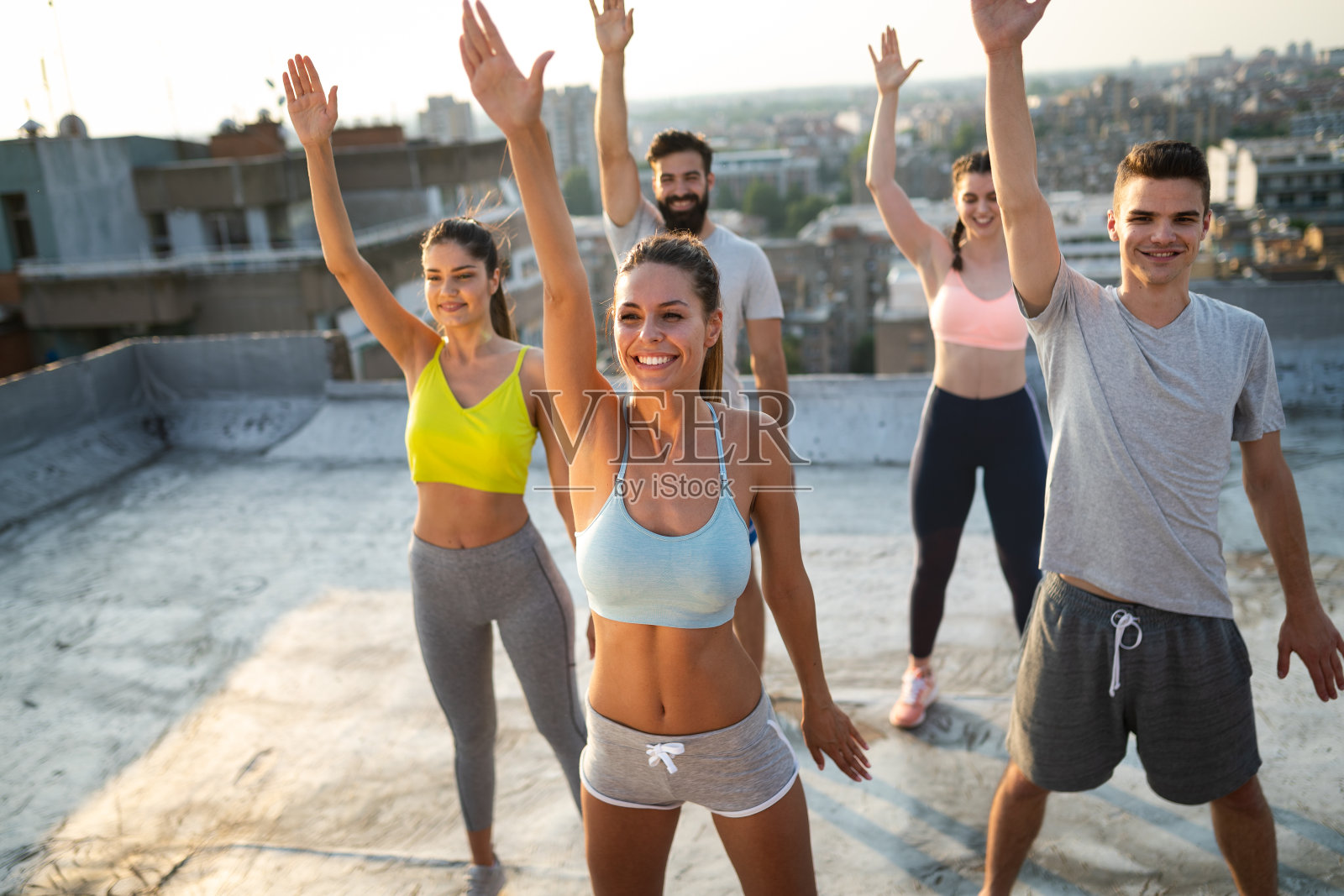 一群健康快乐的运动人士在户外锻炼照片摄影图片