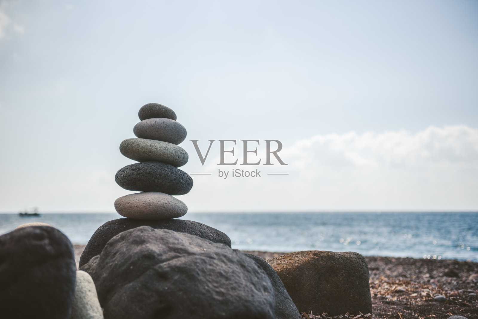 希腊圣托里尼皮加迪亚海滩上的卵石堆照片摄影图片